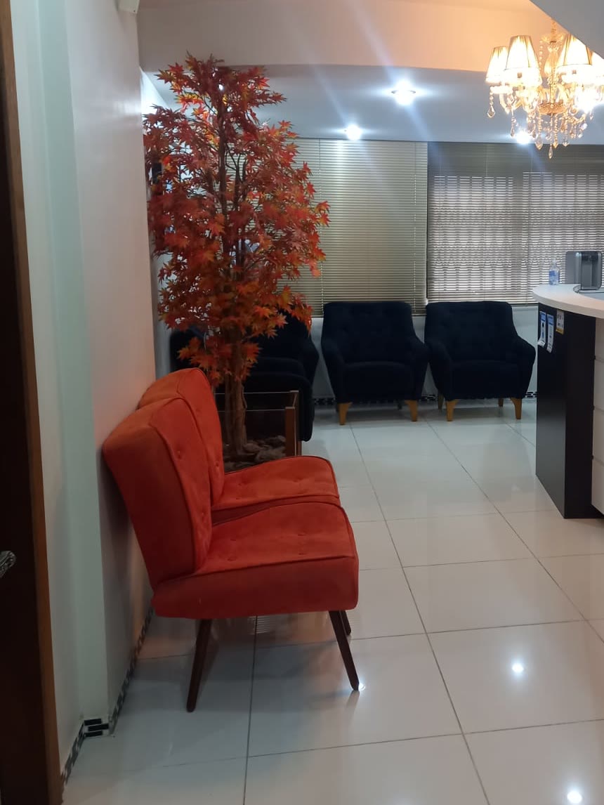 Recepção do consultório da Dra. Rosângela Muniz Soares, com poltronas e balcão de atendimento
