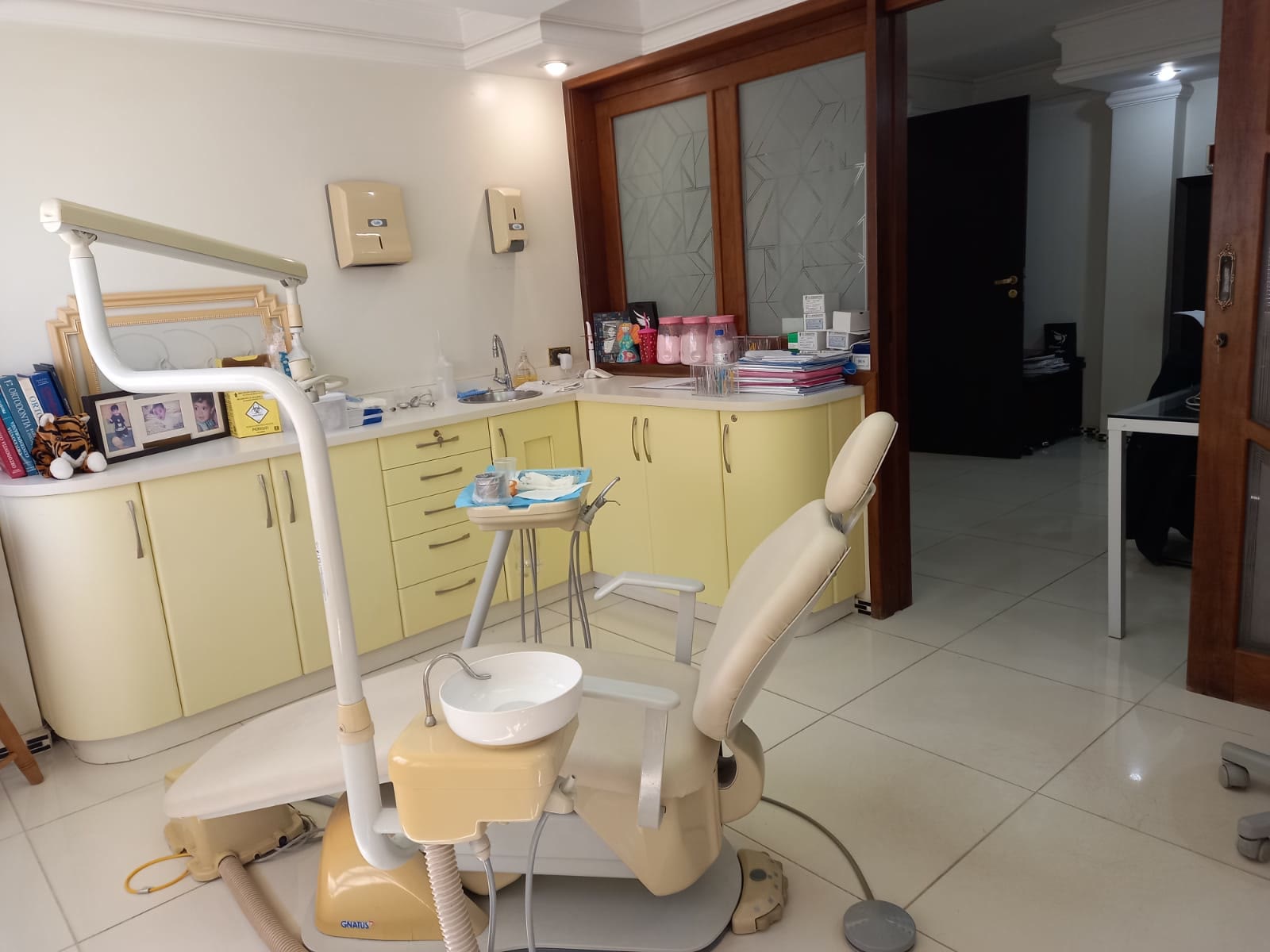 Sala de atendimento da Dra. Rosângela Muniz Soares, com cadeira odontológica, bancada e armários